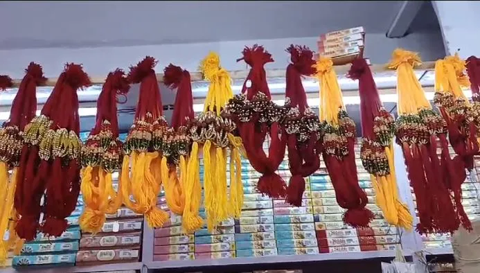 बरेली में सज गया बाजार, बच्चों को खूब पसंद आ रहीं  स्पिनर...सेंसर और कार्टून की राखियां