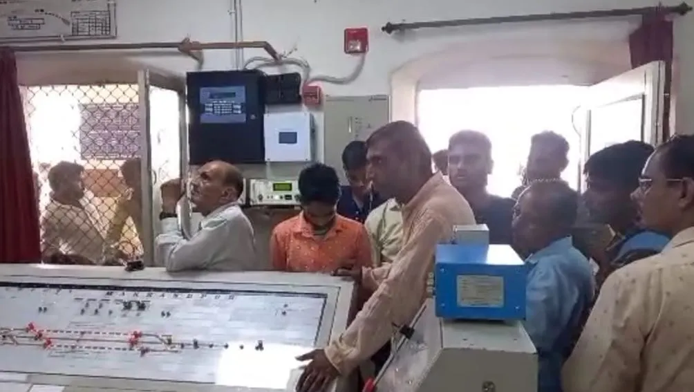 बरेली: डेढ़ घंटा मकरंदपुर स्टेशन पर रोकी ट्रेन, यात्रियों का हंगामा