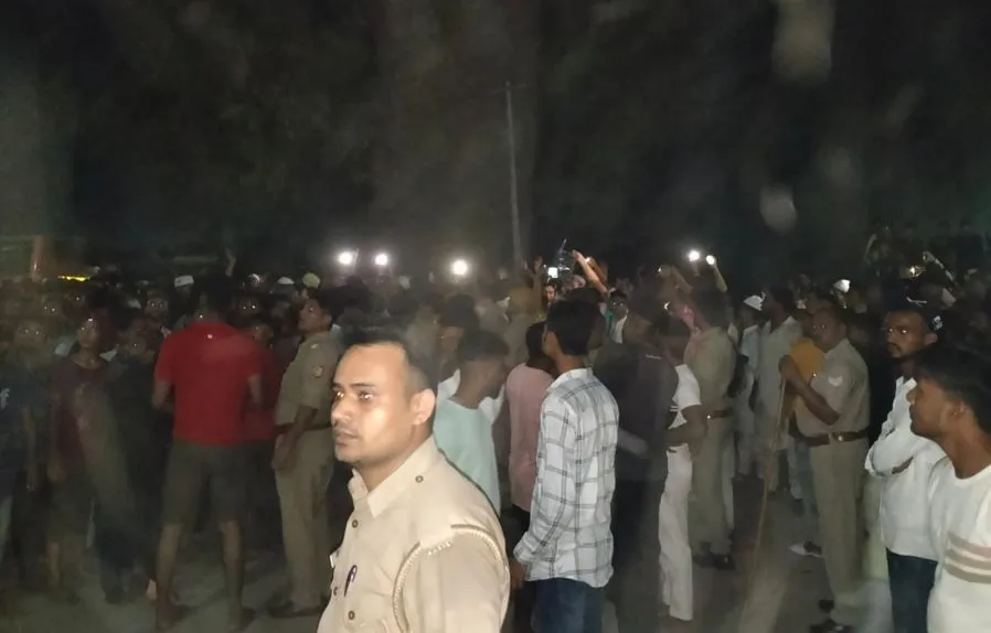 बरेली: शीशगढ़ में धार्मिक टिप्पणी पर बवाल...घेरा थाना, आरोपी के घर जमकर पथराव