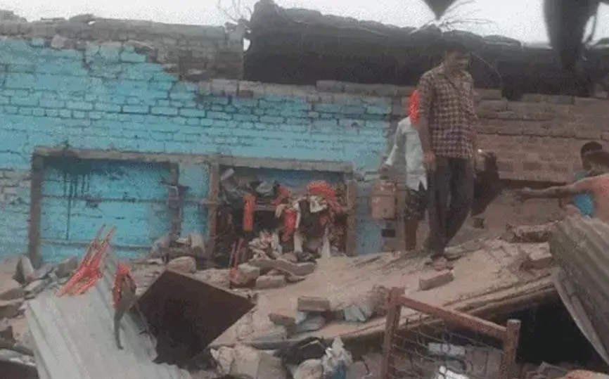 लखीमपुर-खीरी: गैस सिलिंडर फटने से मकान ढहा, मां-बेटे की मौत