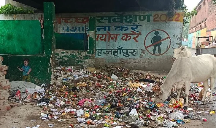 शाहजहांपुर: हड़ताल से सफाई व्यवस्था हुई ध्वस्त, मोहल्लों में लगे कूड़े के ढेर