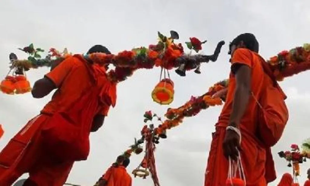 बरेली: पूरे सावन पैरों में चुभते रहे कंकर-पत्थर, अब कांवड़ियों की सहूलियत के बना रहे सड़क