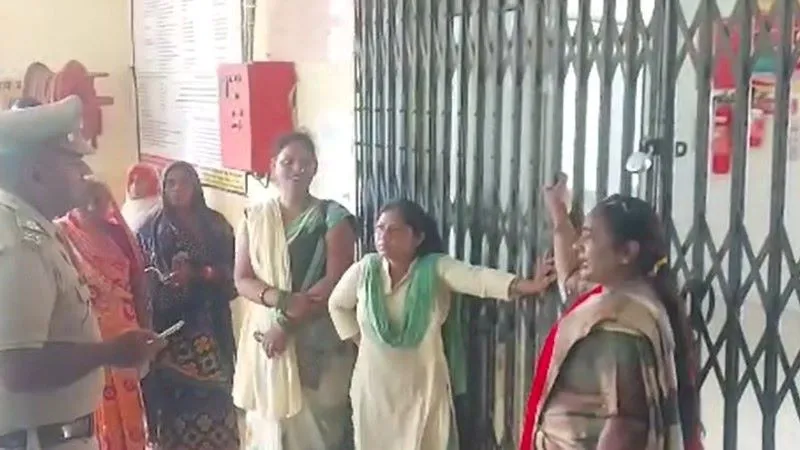  लखनऊ : अस्पताल का गेट बंद कर आशा बहुओं ने किया प्रदर्शन, आरोपित डॉक्टर पर एफआईआर की कर रही मांग