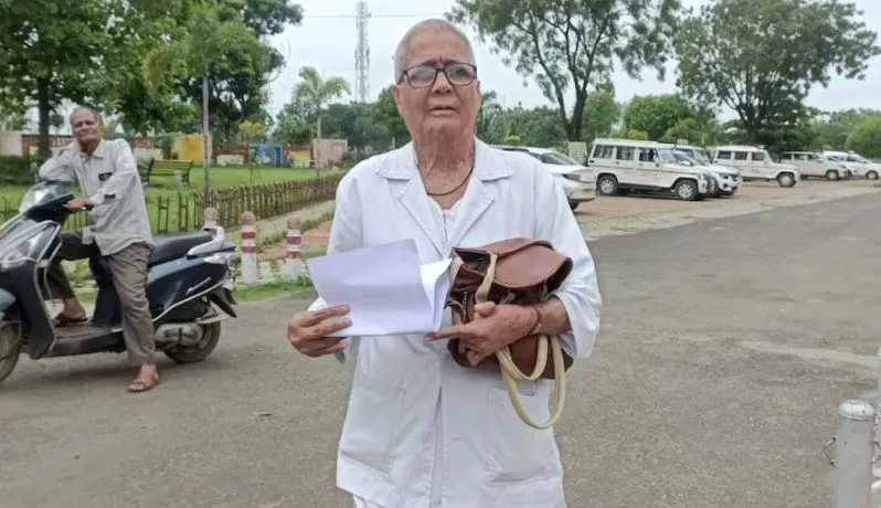  PF निकालने के लिए गई रिटायर्ट नर्स, क्लर्क बोला- आप कुछ लेती देती क्यों नहीं...तो दे दिए बाल, अब आएंगे रुपए