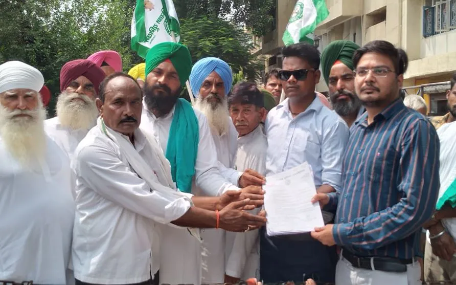 शाहजहांपुर: बजाज चीनी मिलों से समय से भुगतान कराने की मांग