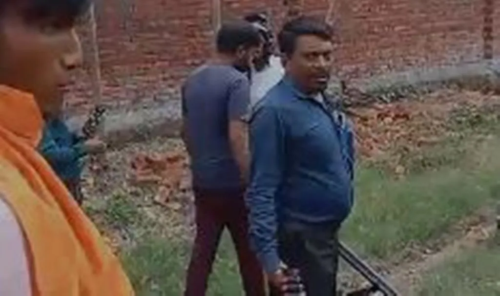 बरेली: जमीन पर कब्जा लेने बंदूक लेकर पहुंचा शख्स, वीडियो वायरल