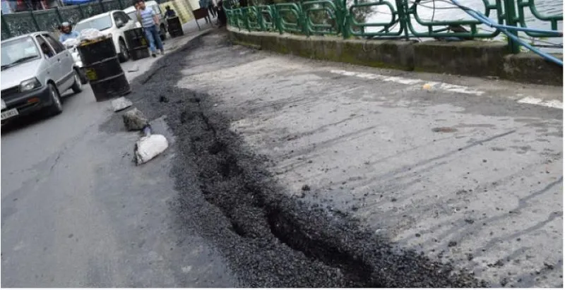 नैनीताल की माल रोड पर फिर पड़ी 10 मीटर से अधिक लंबी दरार