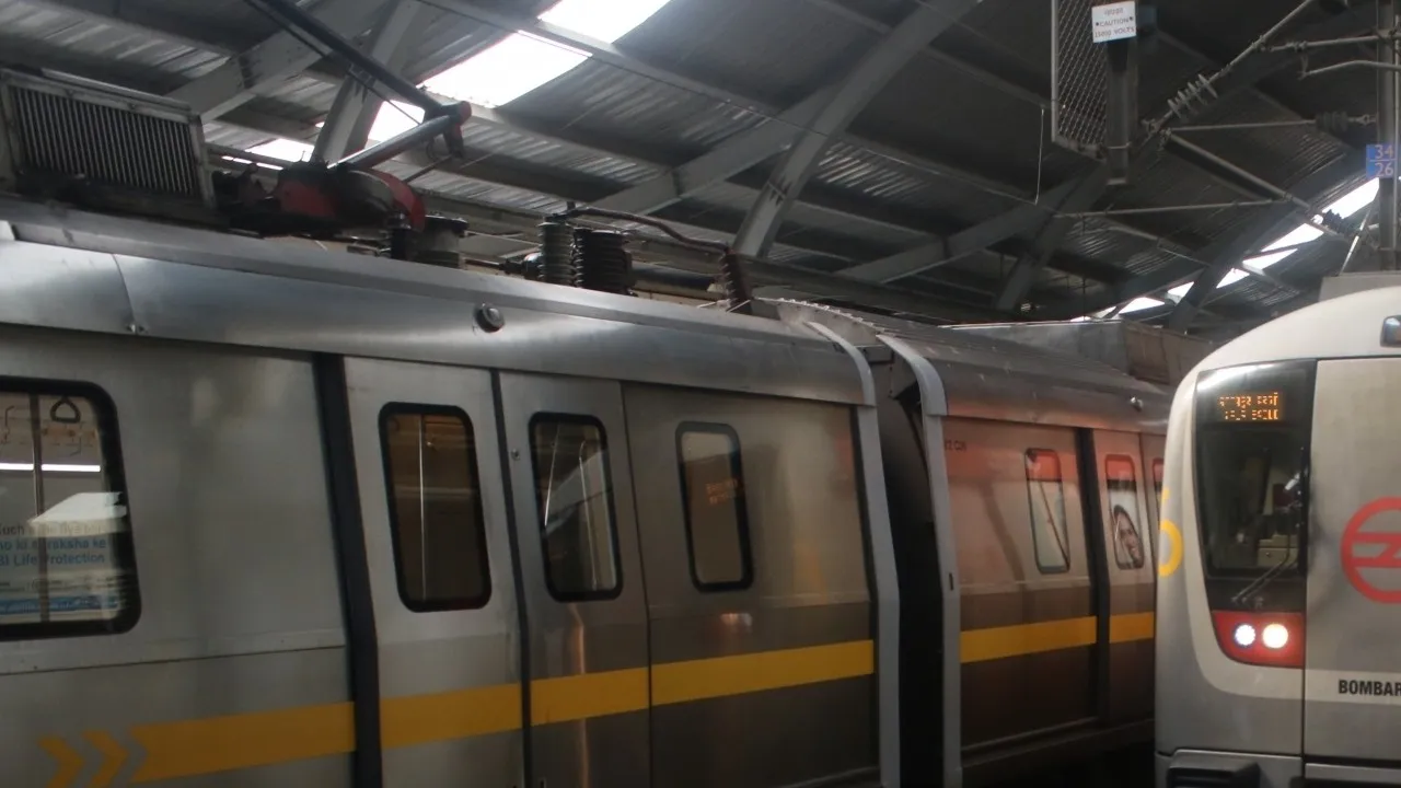 दिल्ली में मेट्रो के सामने कूदा 40 वर्षीय व्यक्ति, मौके पर मौत 
