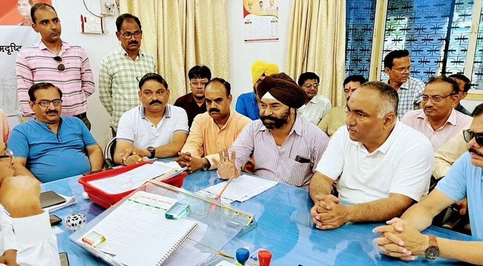 शाहजहांपुर: बिजली उप महाप्रबंधक का व्यापारियों ने किया घेराव, सौंपा ज्ञापन