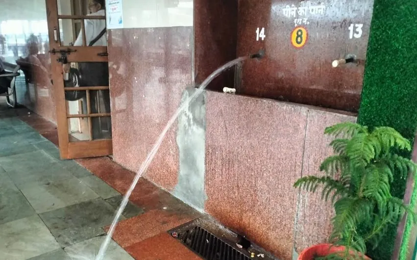 बरेली: प्लेटफार्म पर बहता रहा पानी, एसएसई का नहीं उठा फोन