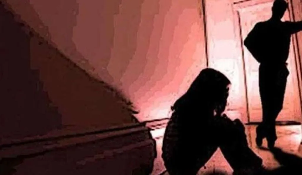 पड़ोसन ने किशोरी को नशीली शिकंजी पिलाकर किया युवक के हवाले, आरोपी ने की दरिंदगी, गिरफ्तार  