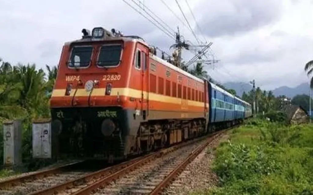 बरेली: रेलवे के दावों से उलट, एसी खाली और स्लीपर कोच में वेटिंग