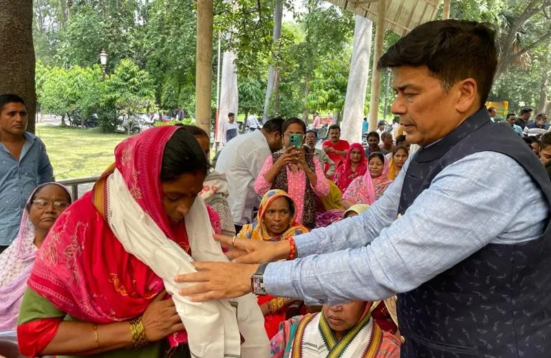 बरेली: रक्षाबंधन के उपलक्ष्य में महापौर ने स्वच्छता प्रहरियों का किया सम्मान