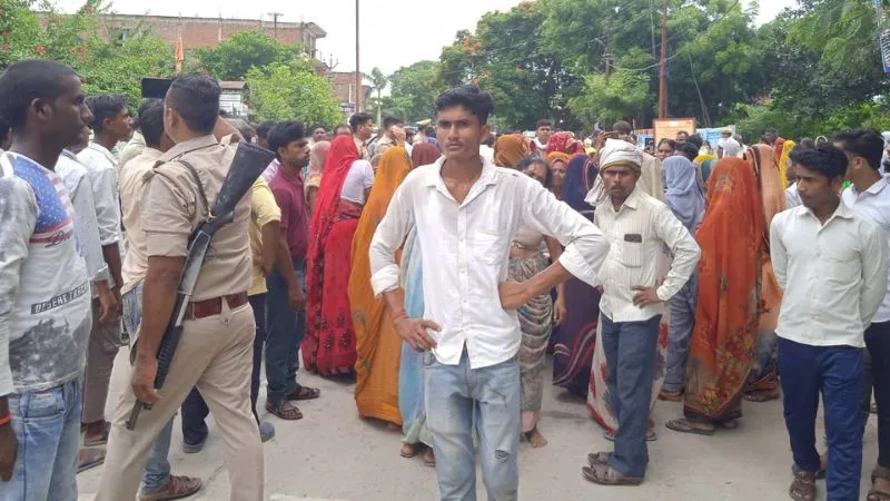 Fatehpur: हाईटेंशन लाइन की चपेट में आने से दो की मौत, परिजनों में मचा कोहराम, लापरवाही का आरोप लगाकर किया हंगामा