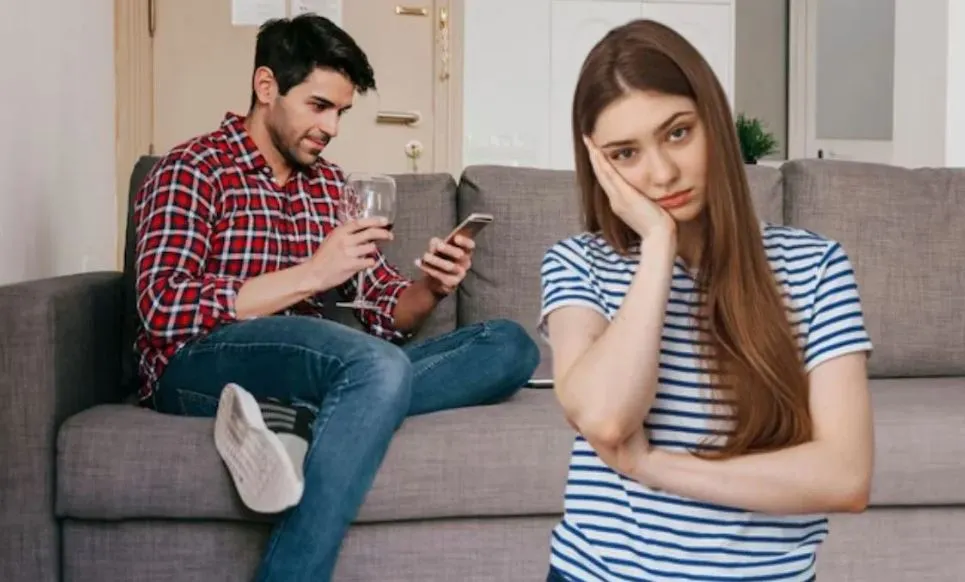 रिलेशनशिप में दरार की वजह बन रही है फबिंग, जानें ये कैसे रिश्ते को पहुंचाती है नुकसान?   