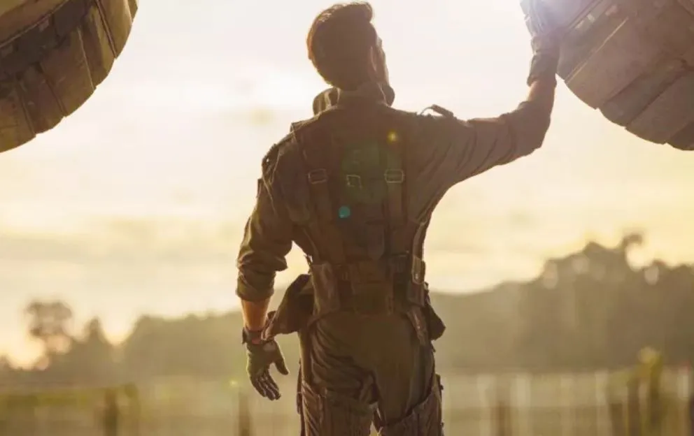 Fighter के पहले मोशन पोस्टर से उठा पर्दा, जबरदस्त लुक में दिखे Deepika और Hrithik      