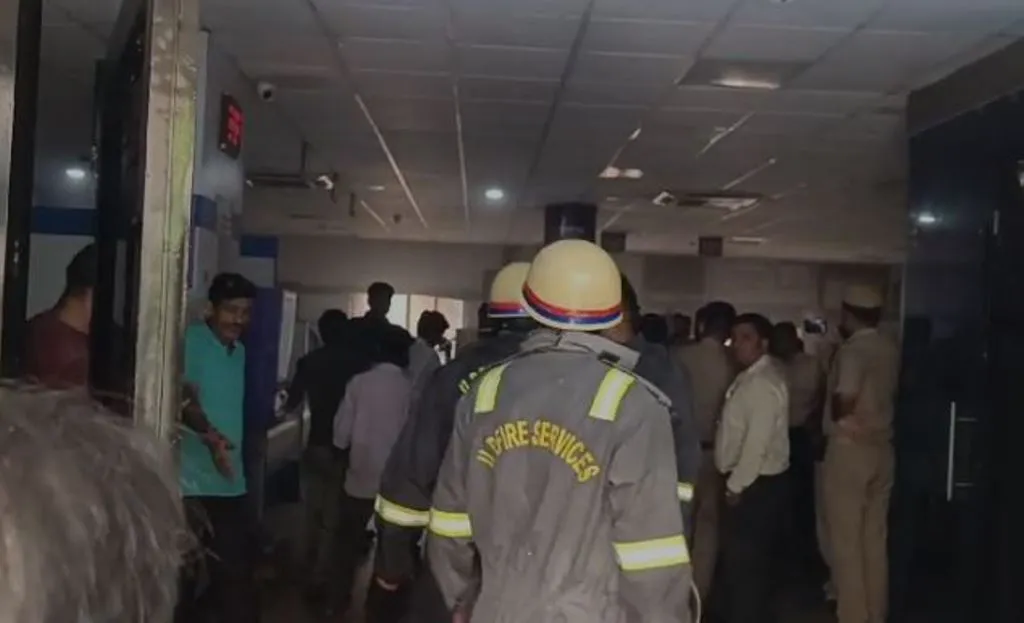 बरेली: एसबीआई बैंक की मुख्य शाखा के लोन सेल में लगी आग, मची अफरा-तफरी