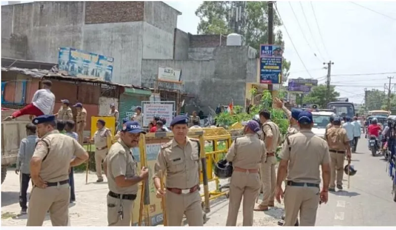 हरिद्वार: जेसीबी की मदद से ध्वस्त किए गए धार्मिक स्थल, महिलाओं ने काटा हंगामा 