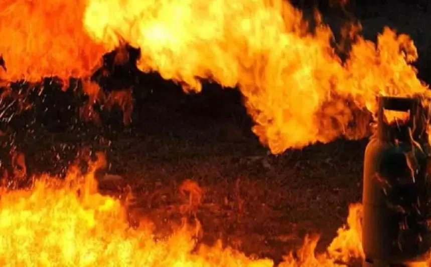 मुरादाबाद: गैस सिलेंडर में ब्लास्ट से मकान क्षतिग्रस्त, महिला झुलसी