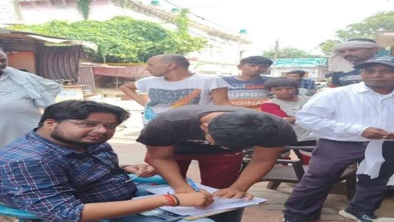बहराइच : धनिया पाउडर में भूसी मिलाकर कर रहे थे पैकिंग, टीम ने पकड़ा