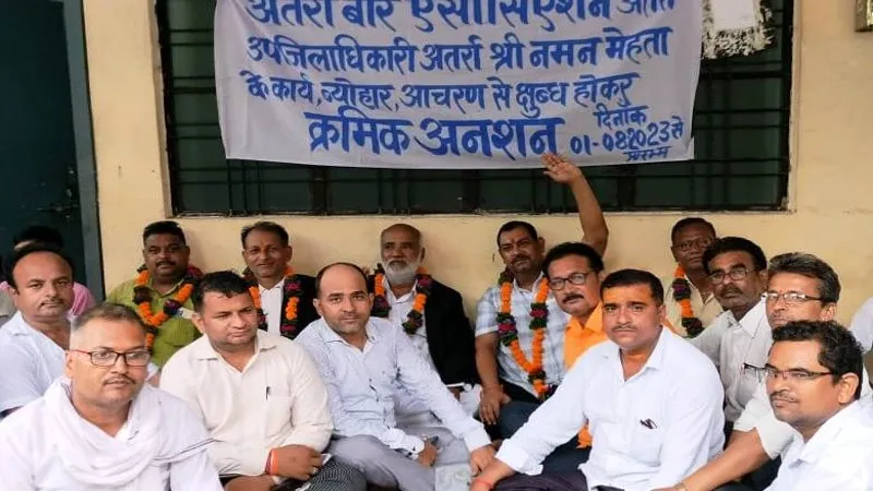 बांदा: एसडीएम से खफा होकर क्रमिक अनशन पर बैठे अधिवक्ता