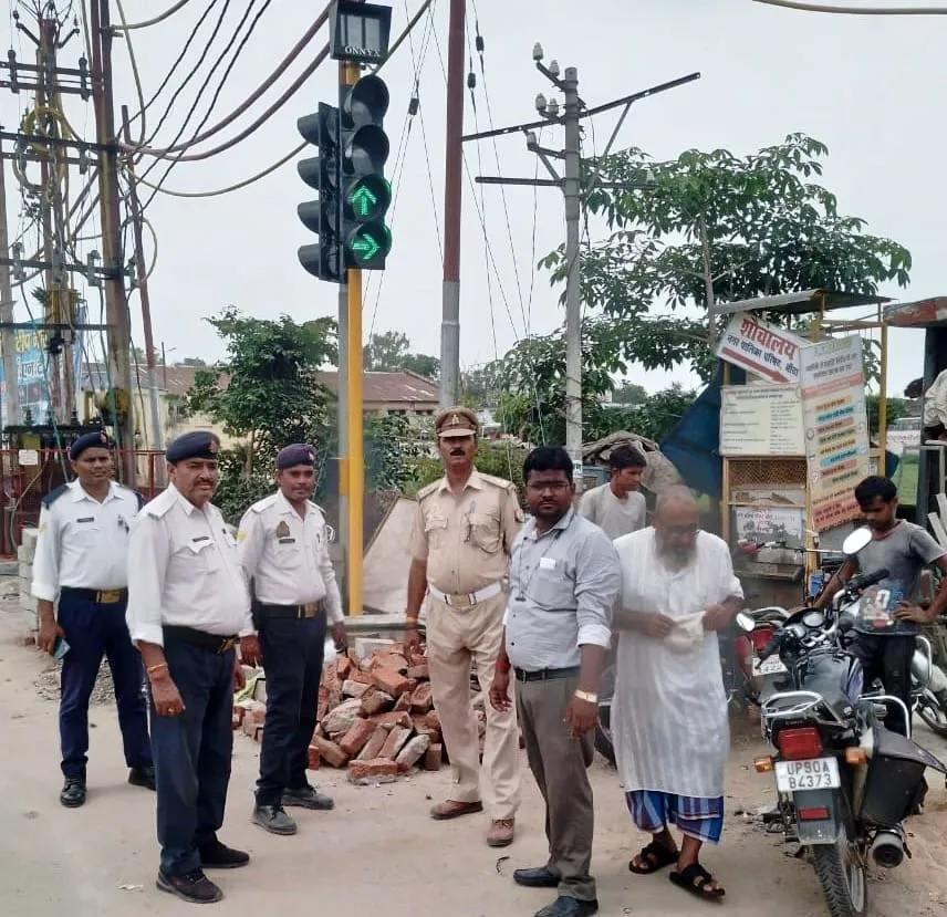 Banda News : ऑटोमैटिक सिग्नल प्रणाली से लैस हुआ शहर का बाबूलाल चौराहा, जाम की समस्या से लोगों को मिलेगा निजात