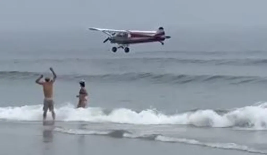 VIRAL VIDEO: समुद्र किनारे मस्ती कर रहे थे लोग, अचानक आसमान से गिरा विमान, आगे का मंजर उड़ा देगा होश 