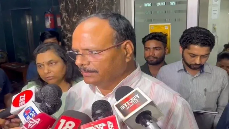  लखनऊ : महिला का हाल जानने पत्नी संग अस्पताल पहुंचे डिप्टी सीएम, सड़क पर प्रसव मामले में दिये जांच के आदेश