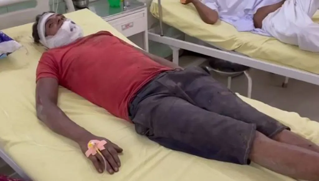 बरेली: सरकारी इमारत का लेंटर तोड़ते समय गिरे 3 मजदूर, दो की हालत गंभीर