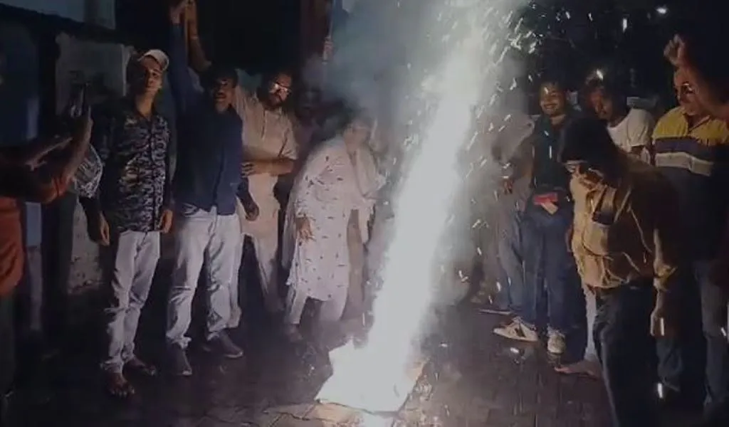 बरेली: चंद्रयान-3 की सफल लैंडिंग पर भाजपा नेताओं ने आतिशबाजी छोड़कर मनाया जश्न