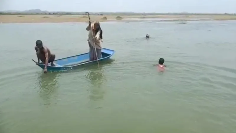 Mahoba: तालाब में डूबने से एक बच्चे समेत तीन की मौत, रेस्क्यू आपरेशन चलाकर निकाले शव, परिजनों में मची चीख-पुकार