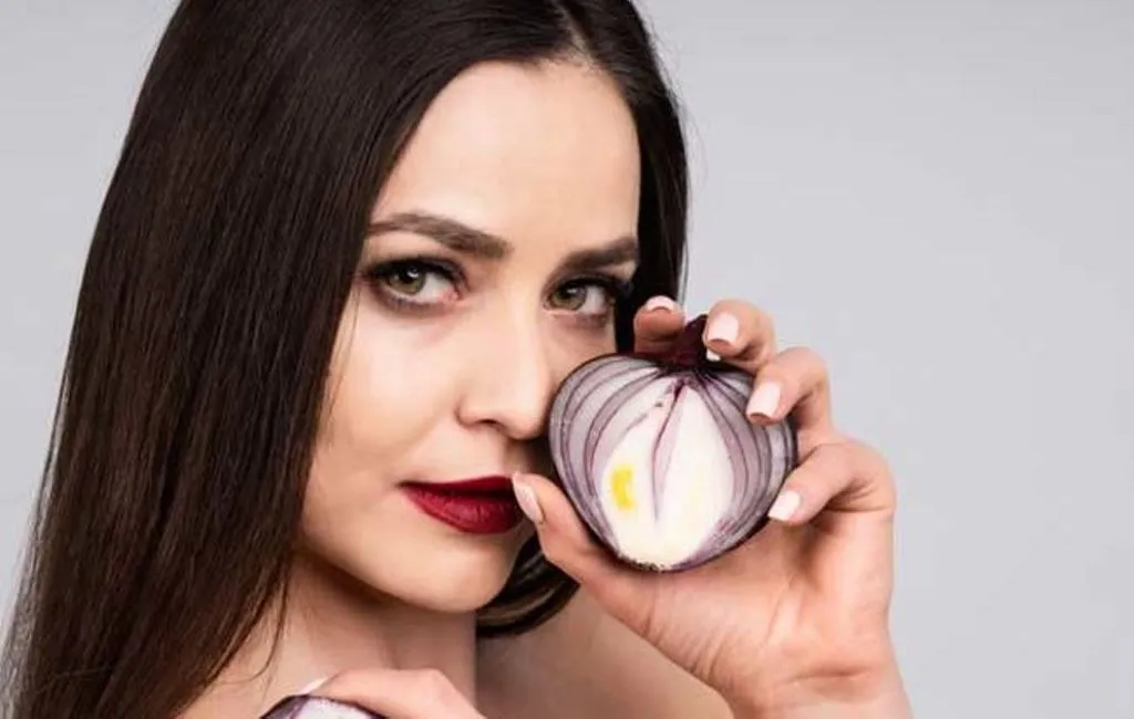  अगर आप भी हेयर फॉल और डैंड्रफ की समस्या से हैं परेशान, लगाएं प्याज के ये हेयर मास्क, जल्द दिखेगा फायदा