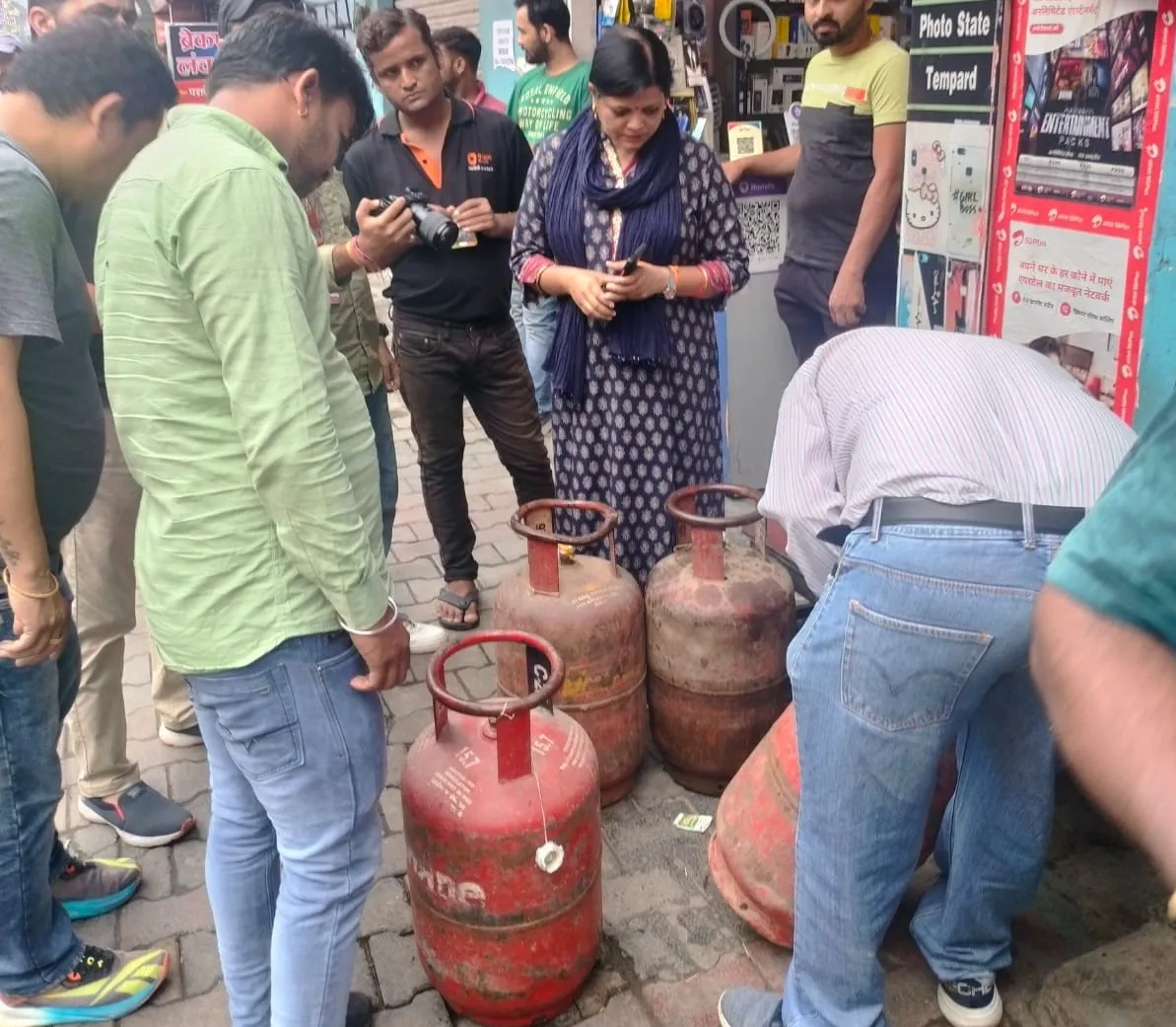 हल्द्वानी: घरेलू सिलेंडर से जल रहा रेस्टोरेंट का चूल्हा, सिटी मजिस्ट्रेट ने मारा छापा