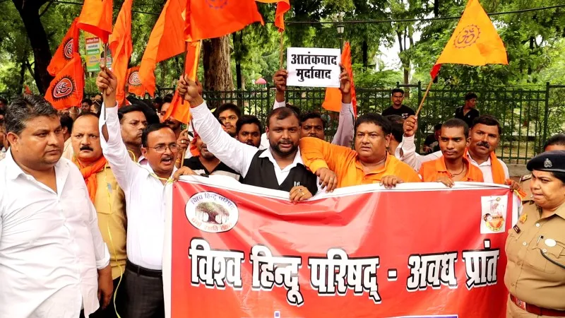 लखनऊ: मेवात के नूंह हिंसा के विरोध में VHP और बजरंग दल ने किया प्रदर्शन, कठोर कार्रवाई की उठाई मांग