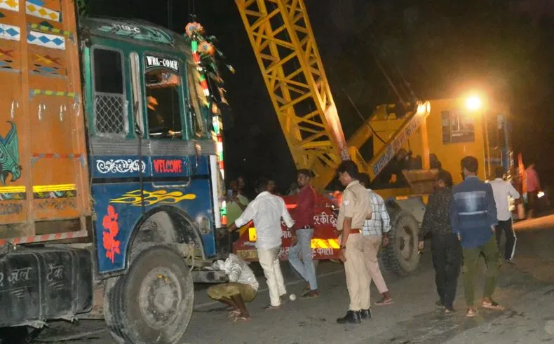 पीलीभीत: हाइवे पर पलटा गेहूं लदा ट्रक, भाजपा कार्यालय के चौकीदार समेत दो की मौत