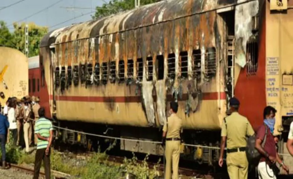 लखीमपुर-खीरी: दो कार और एक एंबुलेंस से आ रहे रेल हादसे के यात्री, जिले के अनुसार दी गई सुविधा 
