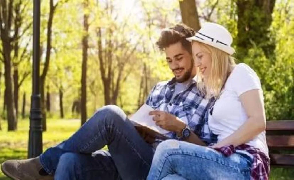 Friendship Day 2023: दोस्ती का रिश्ता प्यार में तो नहीं बदल रहा, इन संकेतों से जानें 