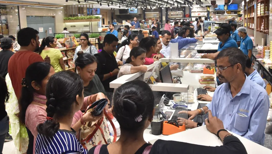 बरेली: चमका सराफा बाजार...चांदी की राखी का क्रेज, जानिए कौन-सी राखियों की है सबसे ज्यादा मांग 