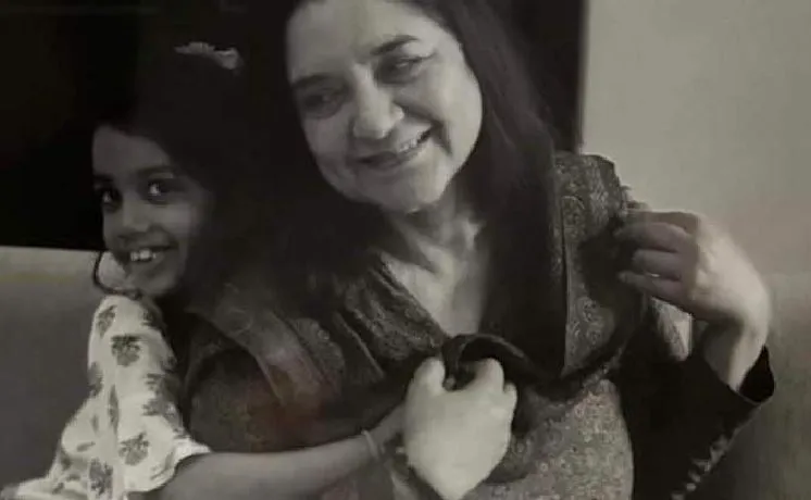 पीलीभीत: वरुण गांधी ने बिटिया के जन्मदिन की मां मेनका संग शेयर की फोटो, चाची दयानिता का जताया आभार