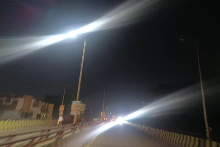 बरेली: वादों में थी चकाचौंध मगर अब सड़कों पर अंधेरा, काफी समय से बंद पड़ी स्ट्रीट लाइटें
