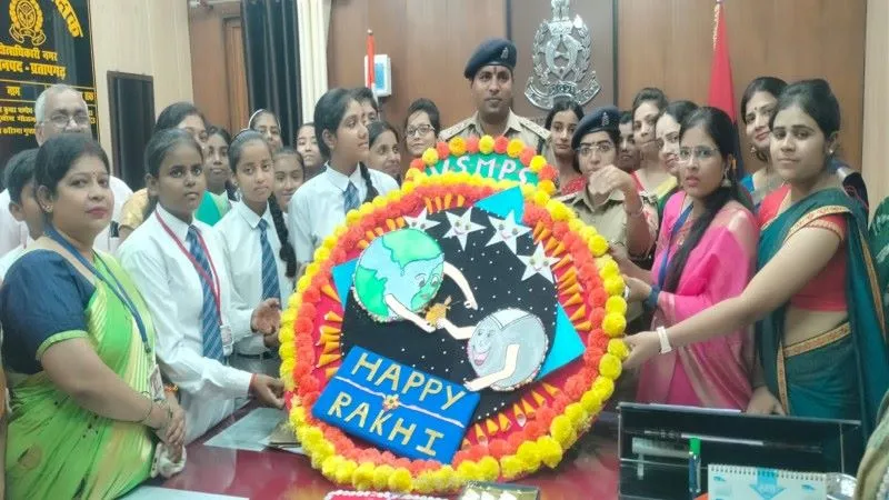 प्रतापगढ़ : बहनों ने भाई की कलाई पर बांधी प्यार की डोर