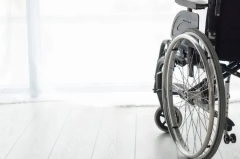 बरेली: मरीज का इलाज कराने के बाद व्हीलचेयर भी साथ ले गया तीमारदार, पुलिस के कहने पर आया...लगाई लताड़