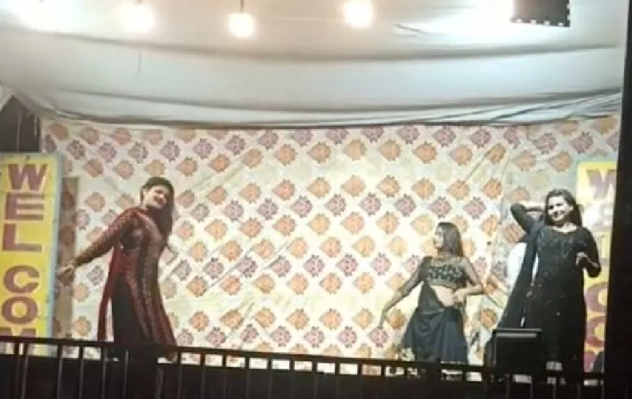 मुरादाबाद: भोजपुर मेले में बार-बालाओं ने लगाए ठुमके, लोगों में आक्रोश 