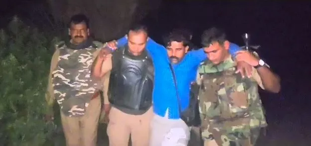 कासगंज: 20 हजार के इनामी बदमाश ने पुलिस टीम पर की फायरिंग, जवाबी कार्रवाई में एक घायल