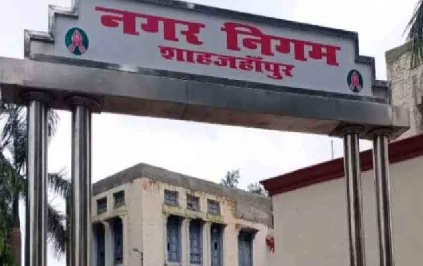 शाहजहांपुर: नगर निगम ने ठेका कंपनी को हटाया, अब कूड़ा उठाना चुनौती
