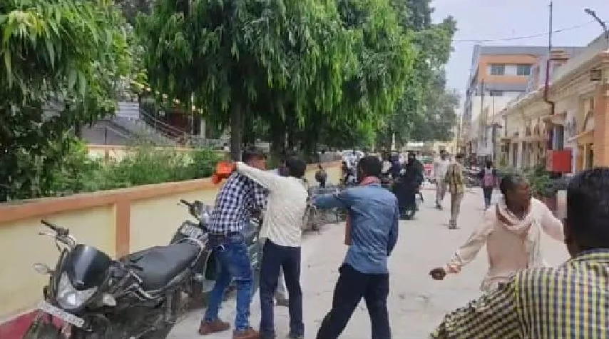 बरेली: सीएमओ कार्यालय के बाहर युवक को दौड़ा-दौड़ाकर पीटा, लड़की को कर रहा था ब्लैकमेल