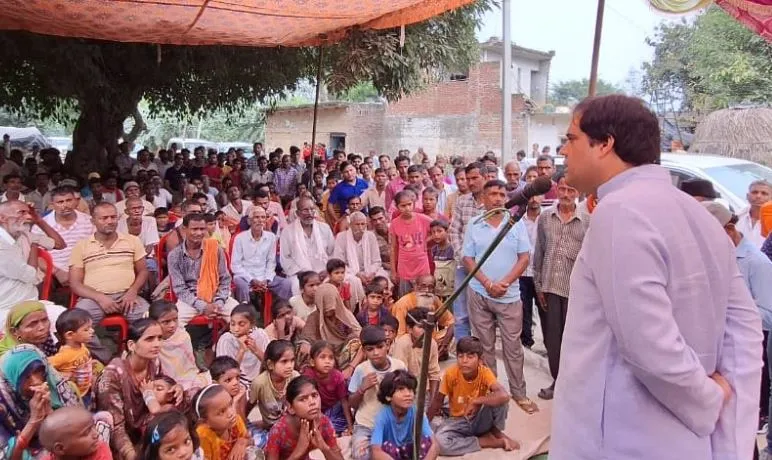 पीलीभीत: पहनने के कपड़े नहीं थे काट रहे कालोनियां, झोपड़ी वालों ने बना लिए आश्रम- वरुण गांधी