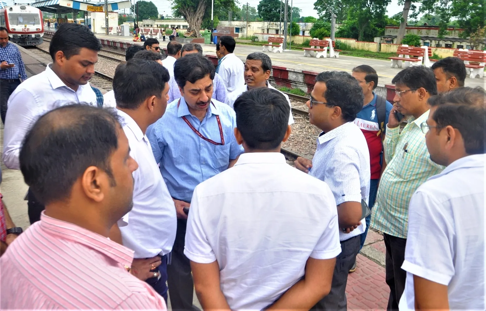 रामपुर जंक्शन पहुंचे पीसीएसओ व अन्य अधिकारी।