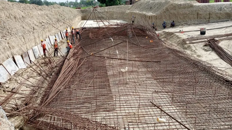 रायबरेली : गंगा एक्सप्रेसवे के निर्माणाधीन ओवरब्रिज का टूटा जाल, 3 श्रमिक घायल 