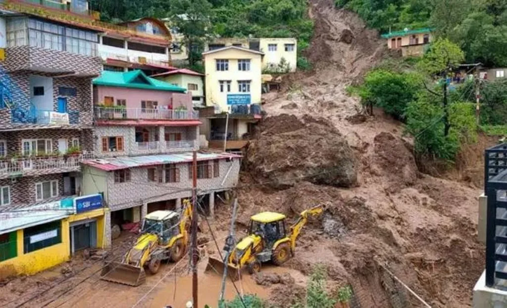 हिमाचल में बारिश का कहर: ढह रहे मकान, दरक रहे पहाड़, भूस्खलन और बाढ़ से मरने वालों की संख्या हुई 60 